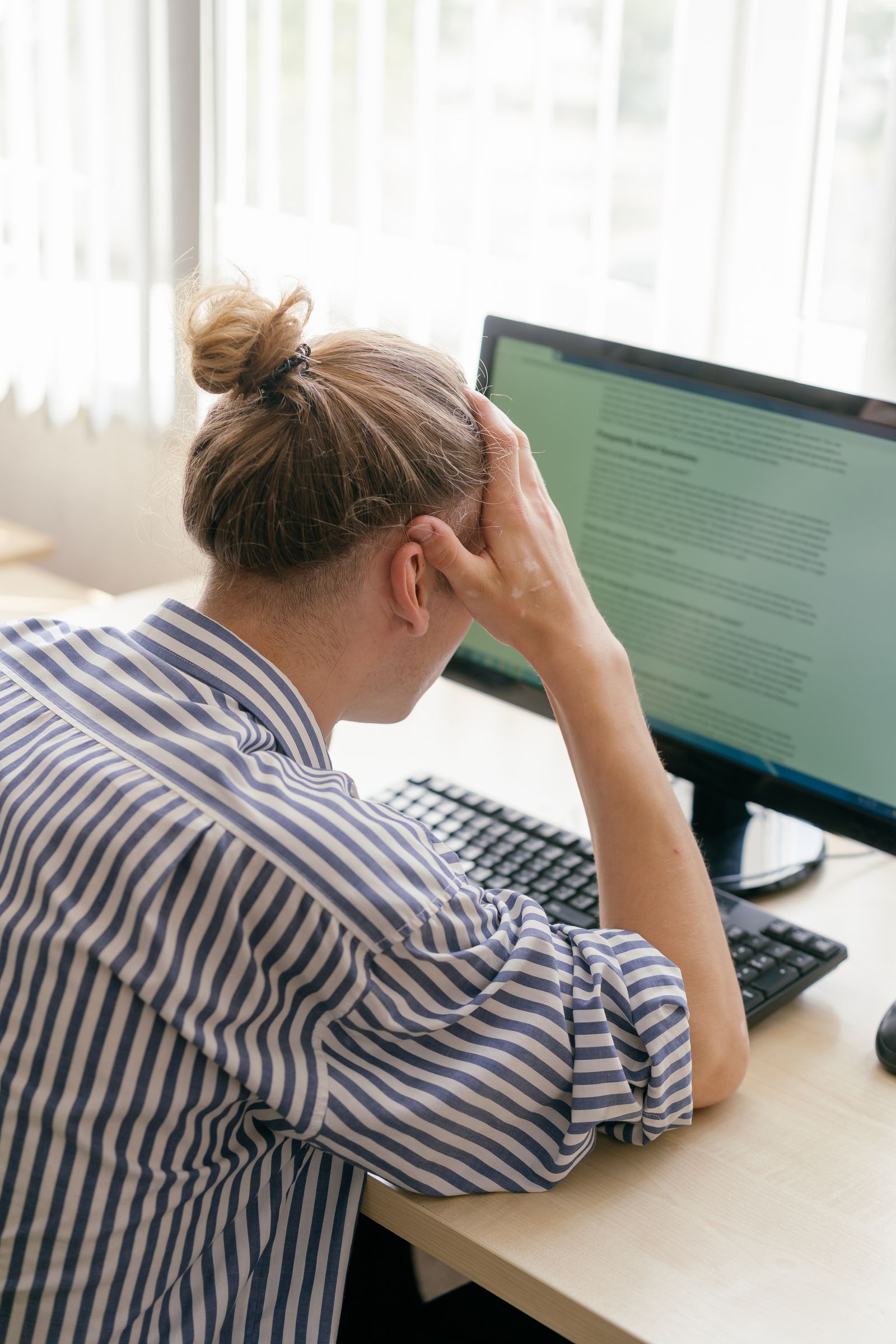 Person sitting in front of a computer, representing Dia Browser multi-tab management