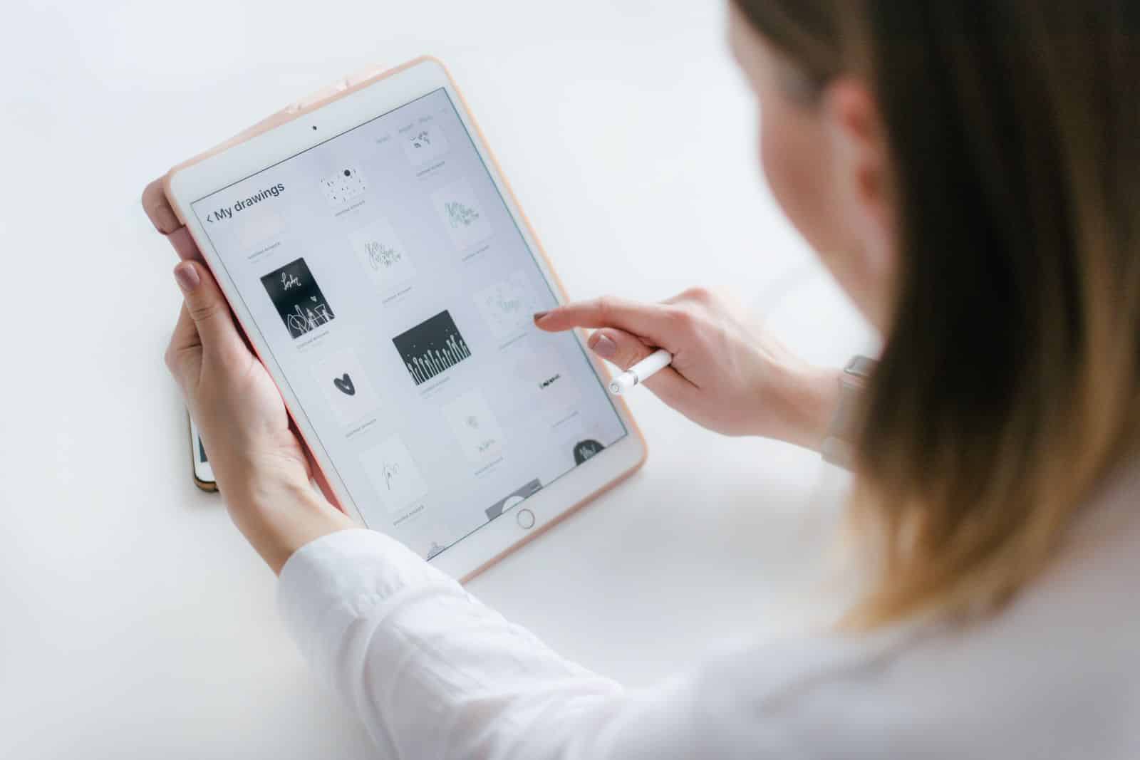 Woman sitting beside a table using an iPad, representing Squarespace AI website builder